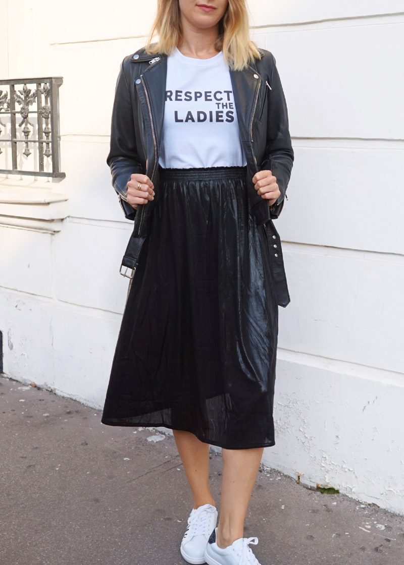 Jupe noire et brillante Ophélie, portée avec le t-shirt Respect the ladies