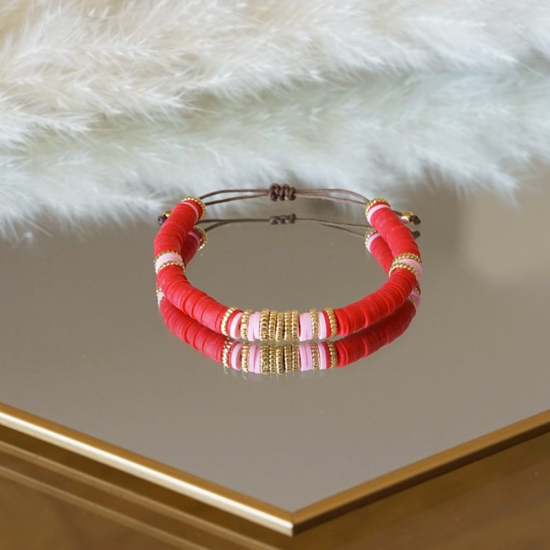 Bracelet tendance de perles heishi sur fil de jade décoré de perles dorées à l'or fin.
