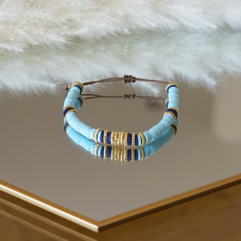 Bracelet de perles heishi turquoise sur fil de jade marron décoré de perles dorées à l'or fin