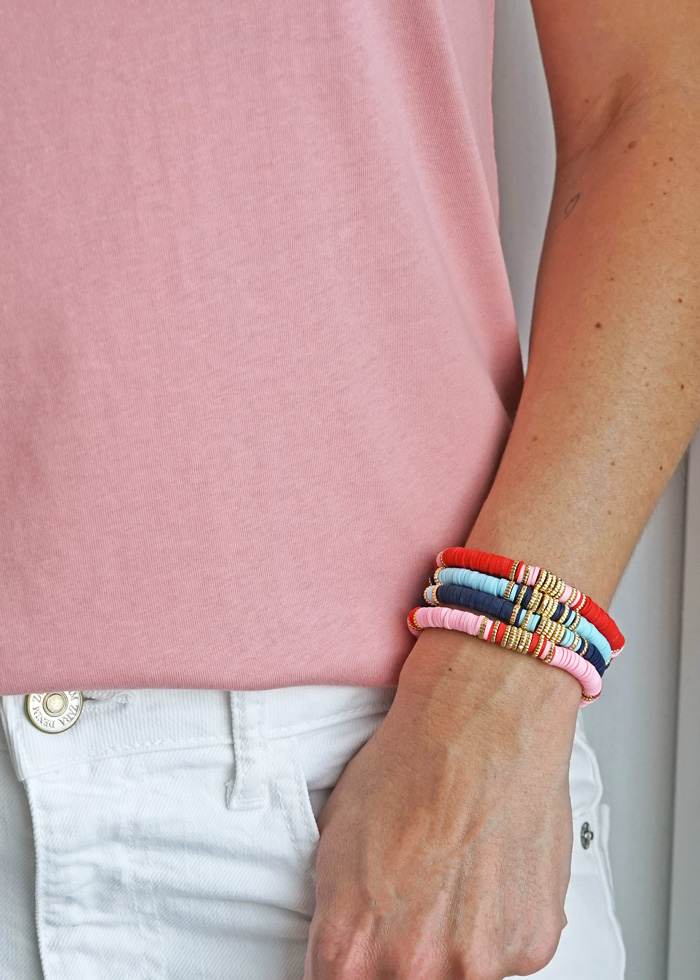 Accumulation de bracelets colorés, la grande tendance de cet été.