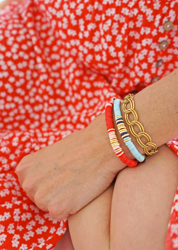 Bracelat de la marque Maia et Zoé en perles heishi colorés que l'on porte seul ou à plusieurs sur le poignet
