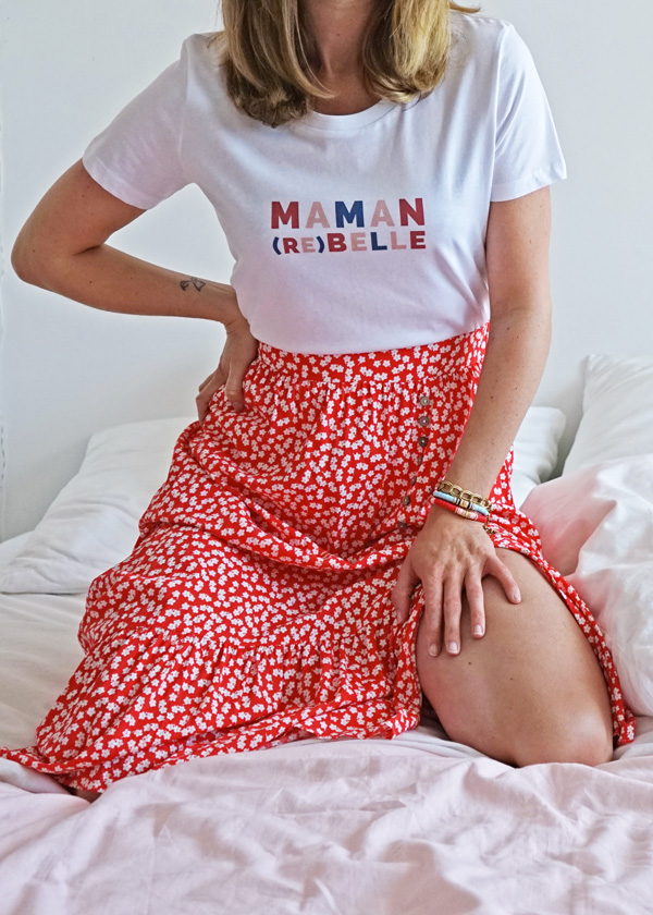 Le t-shirt maman rebelle summer edition se pare de jolies couleurs pour fêter le printemps / été 2020.
