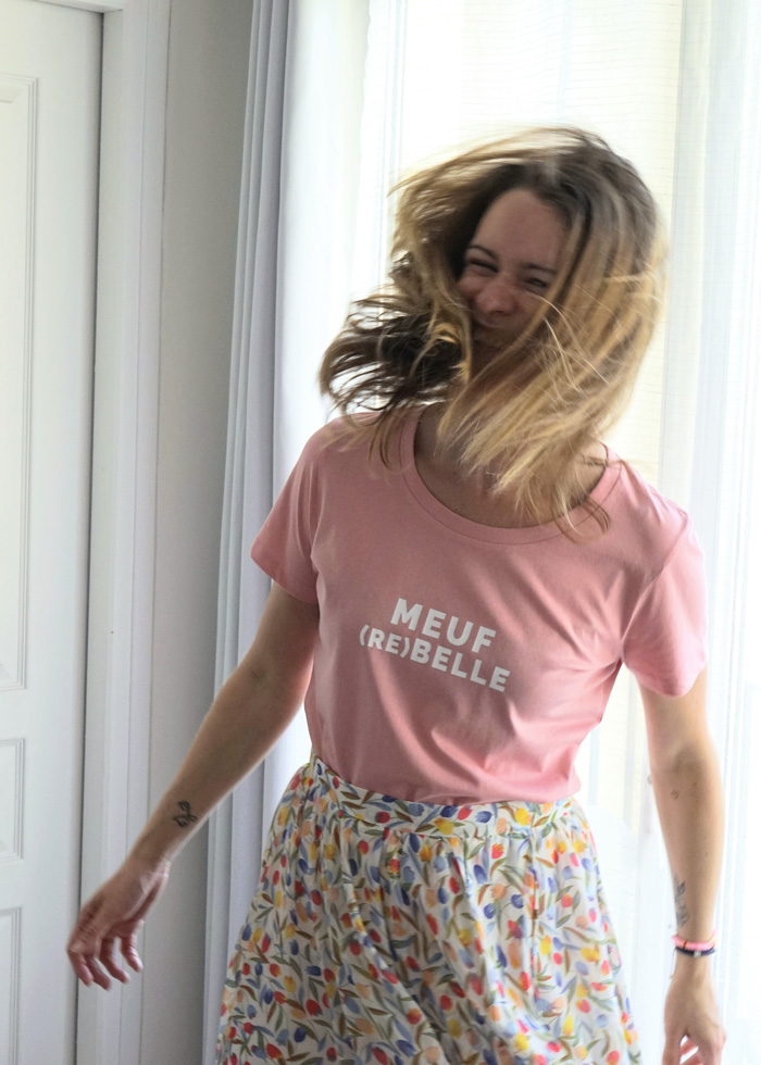 Le t-shirt meuf rebelle revient cet été dans une jolie couleur vieux rose qui s'accordera parfaitement avec un jean blanc, une jupe fleurie ou un mini short en denim brut.
