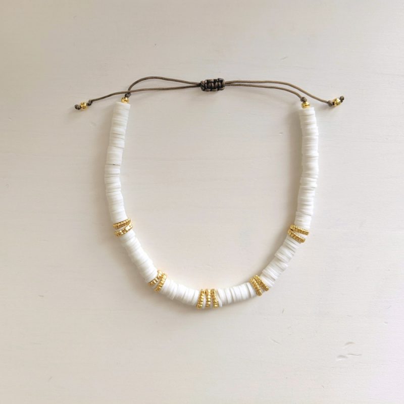 Bracelet de cheville, chevillière, en perles heishi blanc et doré style surfeur et création de Maia et Zoé