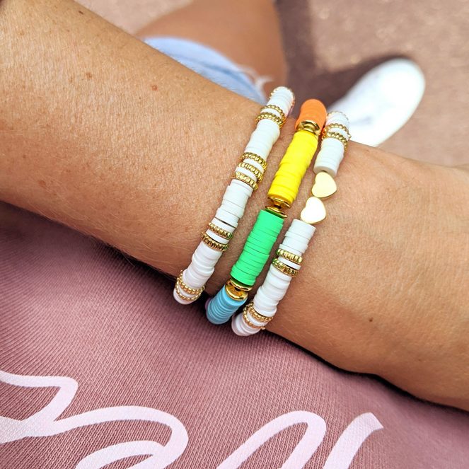 Bracelet perles heishi surfeur blanc et couleurs arc en ciel rainbow, création Maia et Zoé