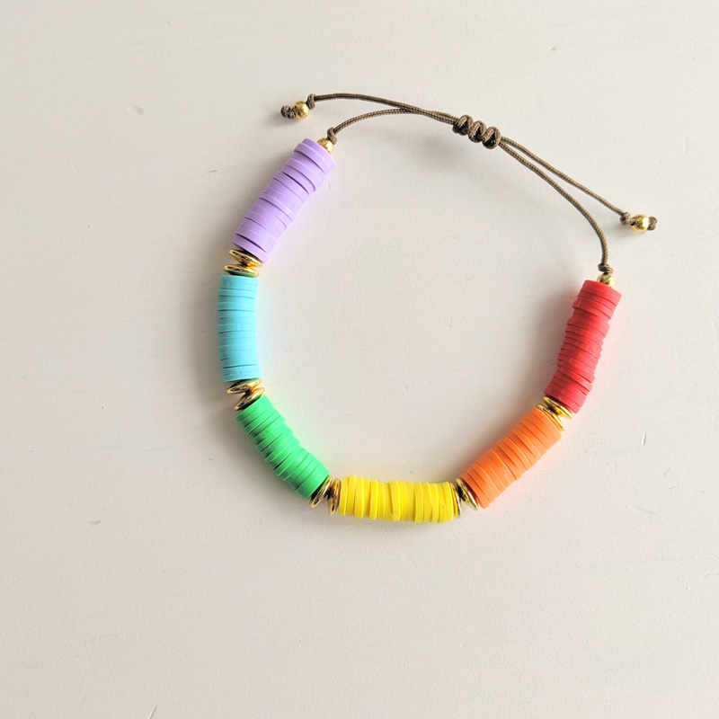 Bracelet perles heishi surfeur de toutes les couleurs arc en ciel rainbow, création Maia et Zoé