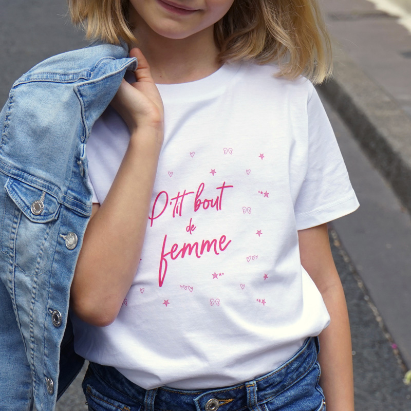 T-shirt enfant P'tit bout de femme. Mode tendance fille, t-shirt blanc à message rose,création originale Maia et Zoé