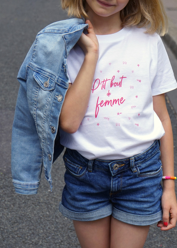 T-shirt enfant P'tit bout de femme. Mode tendance fille, t-shirt blanc à message rose,création originale Maia et Zoé