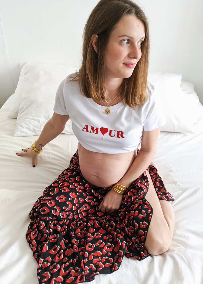 Annonce grossesse originale avec ce tee-shirt amour blanc en velours rouge