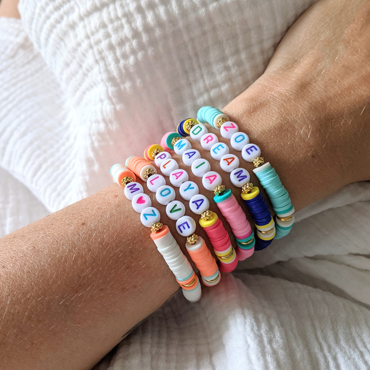 https://maiaetzoe.com/wp-content/uploads/2021/06/Bracelets-Little-Words-summer-perles-heishi-colore%CC%81s-1.jpg