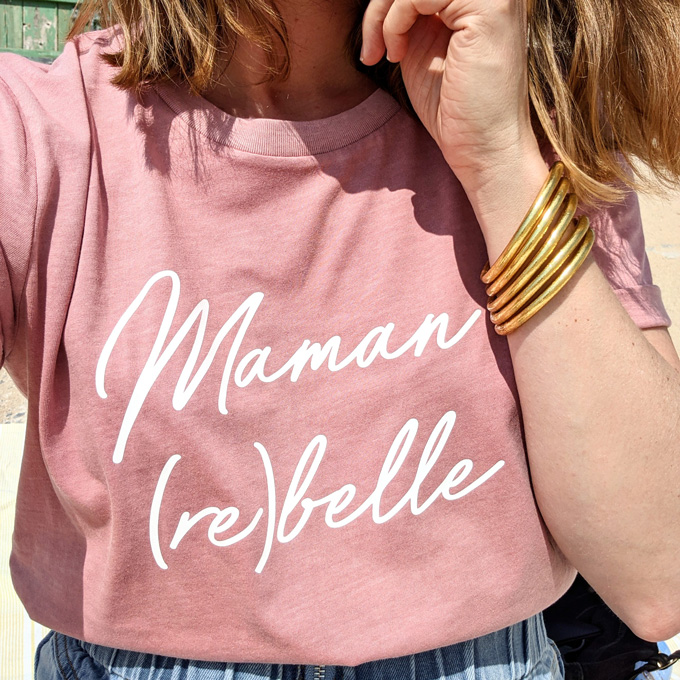 T-shirt maman rebelle rose vintage et jonc bouddhiste doré