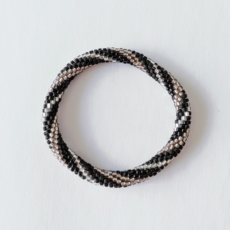 Bracelet népalais noir, argent en spirale - Maia et Zoé