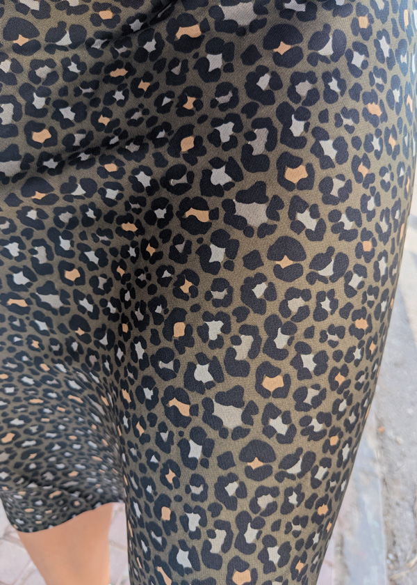 Détail de la jupe Claudia kaki imprimé leopard, jupe longue satinée et asymétrique