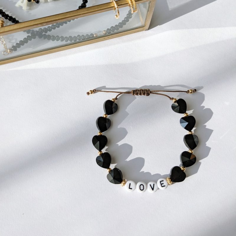 Bracelet de perles coeurs noires avec personnalisation prénom enfant pour un cadeau maman