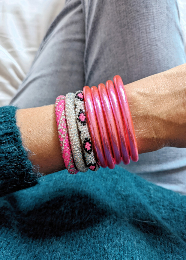 Jonc-bouddhiste-rose-flashy-bracelets-népalais-Maia-Zoé
