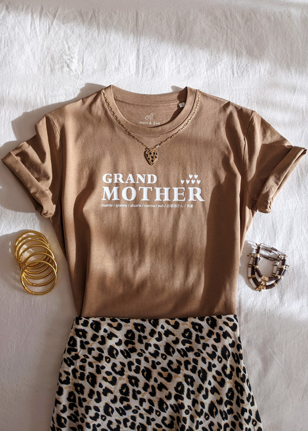 Le t-shirt grandmother est le cadeau idéal à offrir à une mamie pour une naissance et Noël. Tee-shirt personnalisé au nombre de petits-enfants en ajoutant un coeur par bambin.