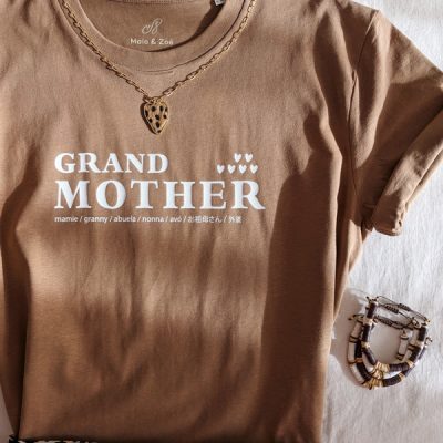 Le tee-shirt grandmother est le cadeau idéal à offrir à une mamie pour une naissance et Noël. Il est personnalisable au nombre de petits-enfants en ajoutant un coeur par bambin.