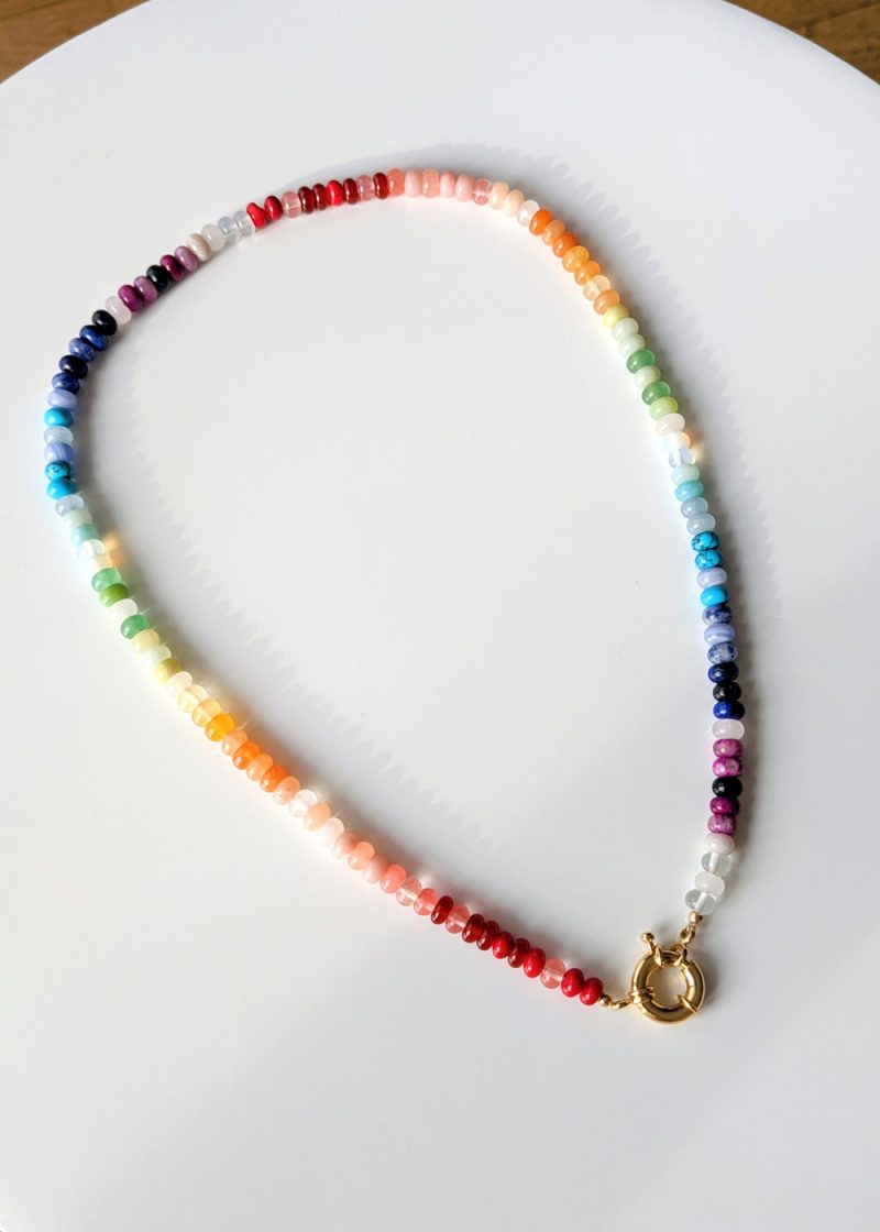 Collier Over The Rainbow, arc en ciel fait de perles naturelles, gemstones et d'un fermoir bouée plaqué or by Maia et Zoé