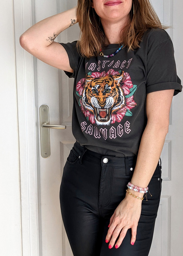 T-shirt vintage Instinct Sauvage, tee-shirt vintage délavé noir rock avec tête de tigre, création originale Maia et Zoé