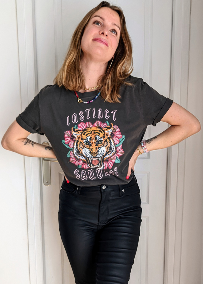Tee-shirt délavé Instinct Sauvage, t-shirt vintage noir avec tête de tigre et fleurs hibiscus, création originale Maia et Zoé