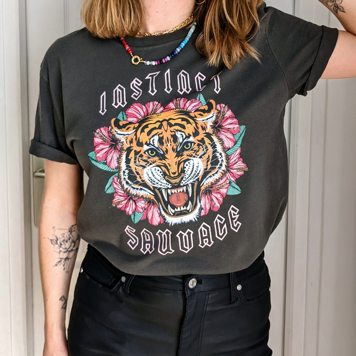 Tee-shirt vintage Instinct Sauvage délavé noir rock avec tête de tigre tendance, création originale Maia et Zoé