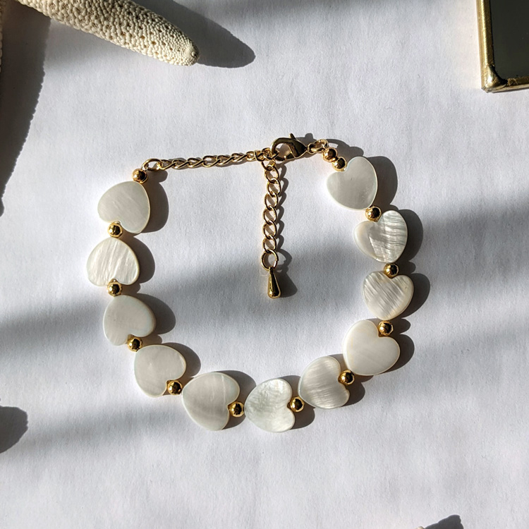 Bracelet de coeurs de nacre et perles dorées plaqué or création originale Maia et Zoé