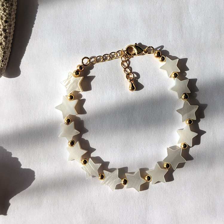 Bracelet étoiles de nacre et perles dorées plaqué or création originale Maia et Zoé