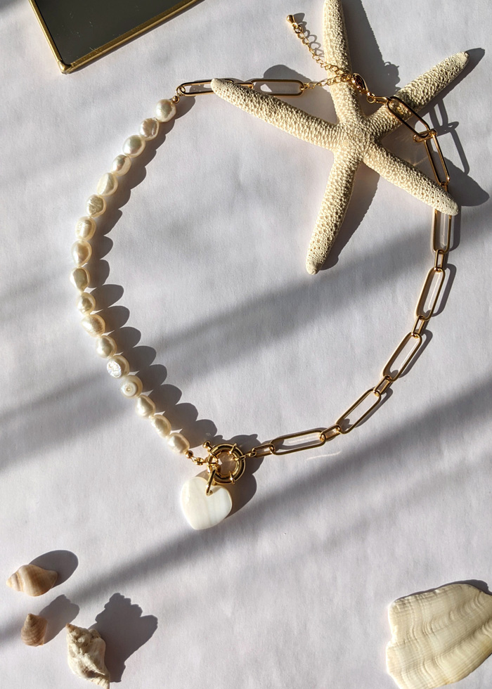 Collier Heart of Tahiti fait de perles d'eau douce et d'une chaîne en plaqué coeur et pendentif coeur nacre, création Maia et Zoé