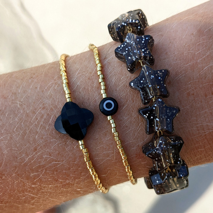 Bracelet Golden Hour (bracelet fin doré) et Starlight (bracelet étoiles noires rock), créations de la marque Maia et Zoé