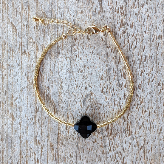 Bracelet Golden Hour (bracelet fin doré avec trèfle noir), créations de la marque Maia et Zoé