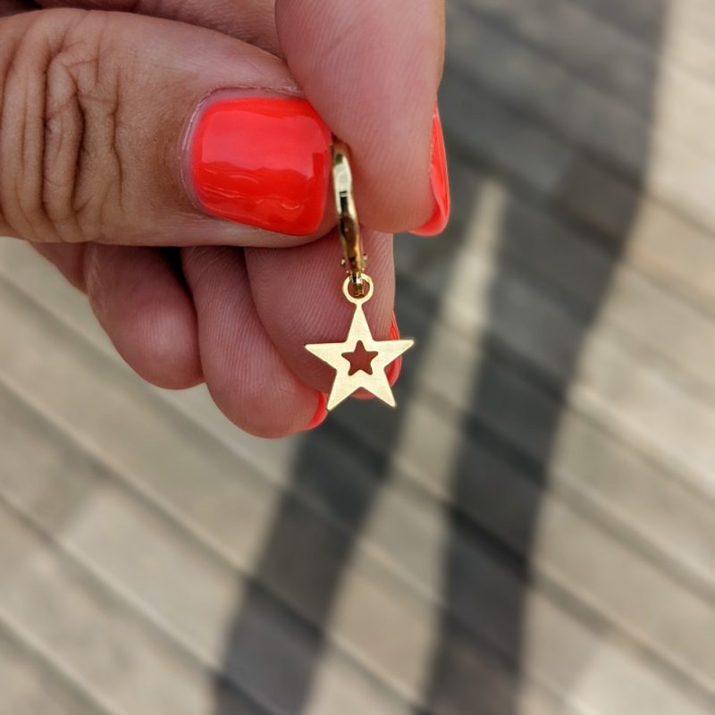 Boucle d'oreille mini hoops créole Charmed, pendentif étoile dorée, création Maia et Zoé