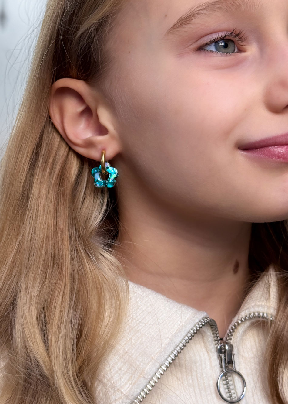 Mini créoles fleurs Hibiscus - Snow – Image 3