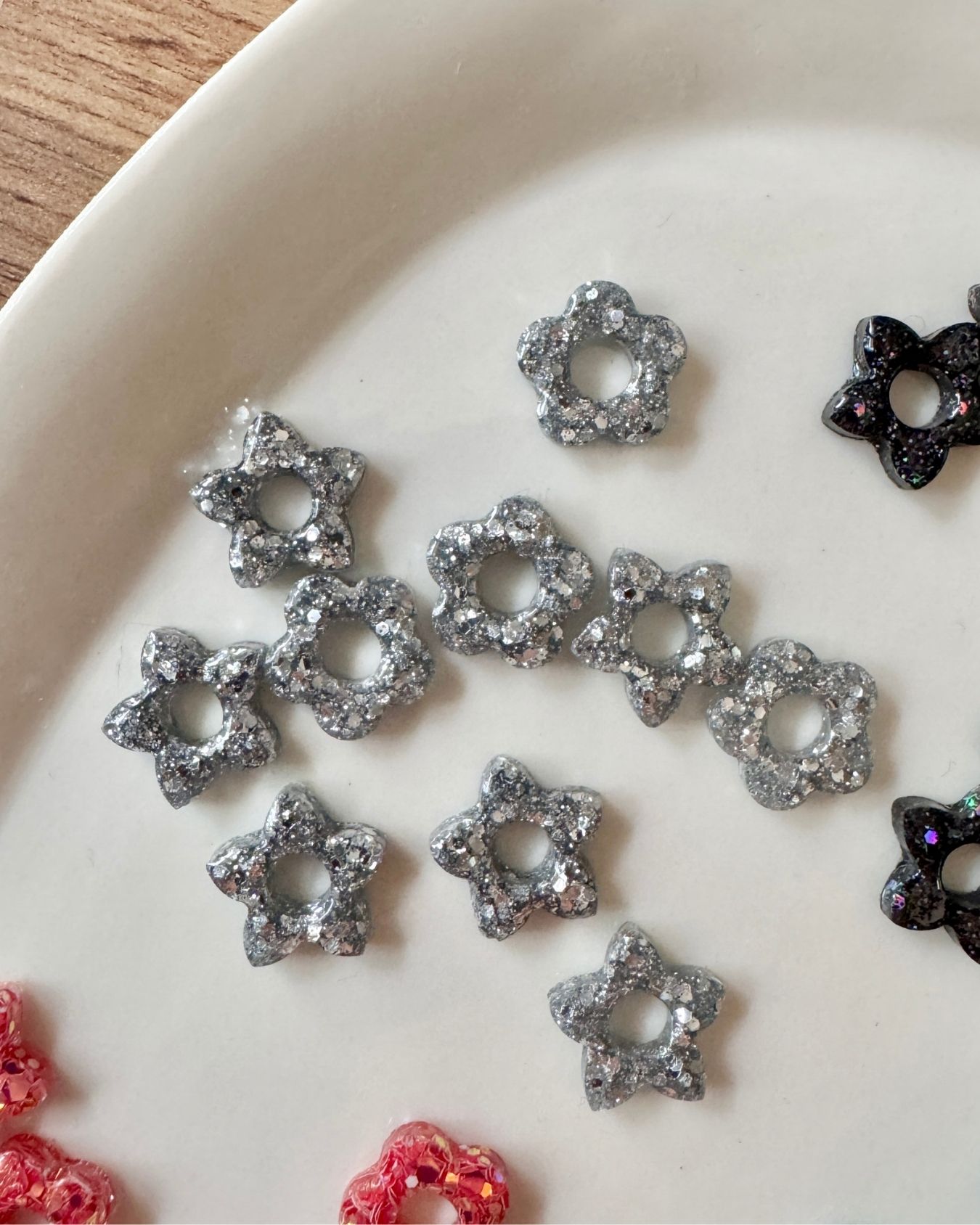 Mini créoles fleurs Hibiscus - argenté – Image 2