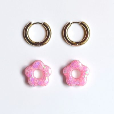 Boucle d’oreille créole fleur pailletée en résine rose bubble gum sur anneau doré