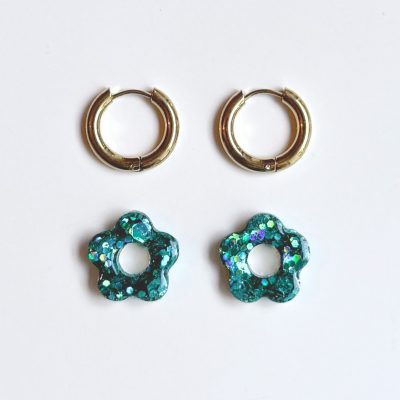 Boucle d’oreille créole fleur avec paillettes et résine turquoise sur anneau doré