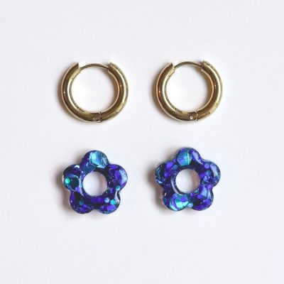 Boucle d’oreille créole fleur pailletée en résine bleue sur anneau doré