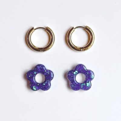 Boucle d’oreille créole fleur en résine violette pailletée sur anneau doré