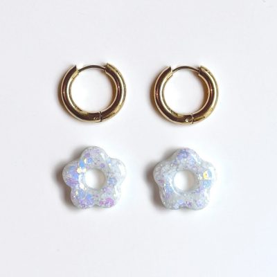 Boucle d’oreille créole fleur pailletée en résine blanche avec anneau doré
