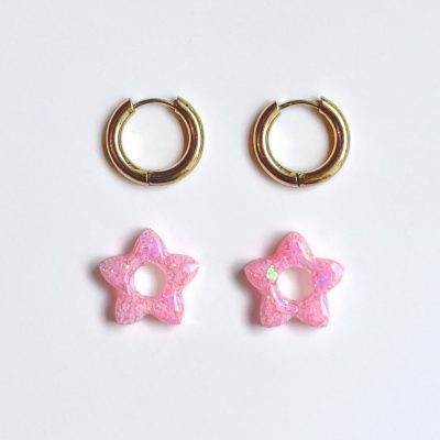 Boucle d’oreille créole fleur en résine pailletée rose bubble gum sur anneau doré