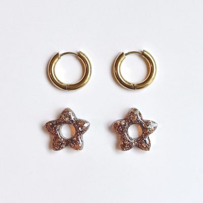 Boucle d’oreille créole fleur en résine pailletée marron glacé sur anneau doré