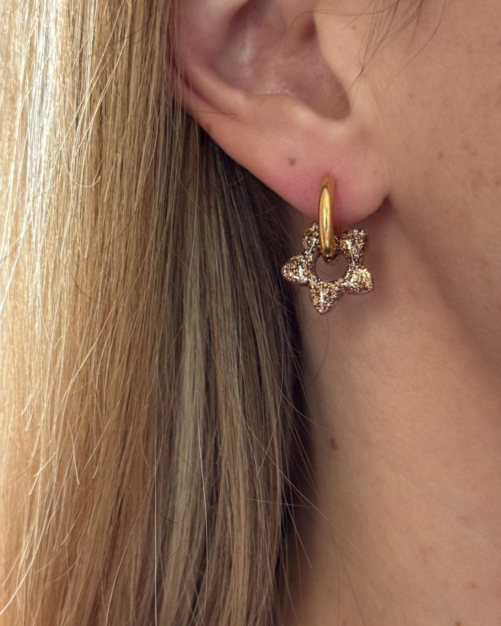 Boucle d’oreille créole fleur en résine marron glacé pailletée sur anneau doré