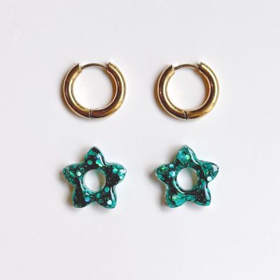 Boucle d’oreille créole fleur en résine pailletée turquoise sur anneau doré