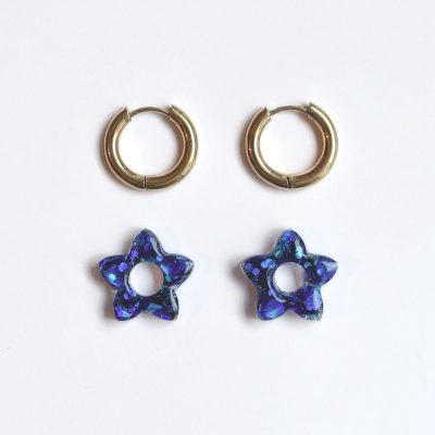 Boucle d’oreille créole fleur pailletée en résine bleue et sur anneau doré