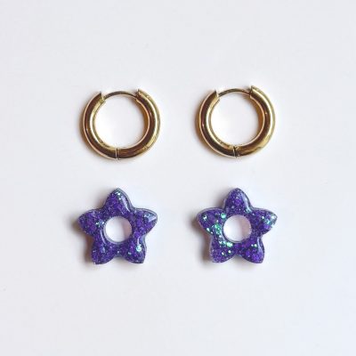 Boucle d’oreille créole fleur en résine violette pailletée sur anneau doré