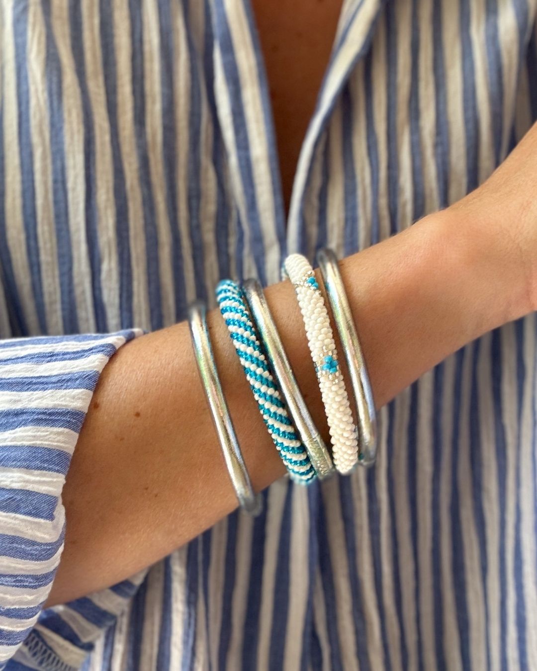 Bracelet népalais #101 (blanc et bleu) – Image 2