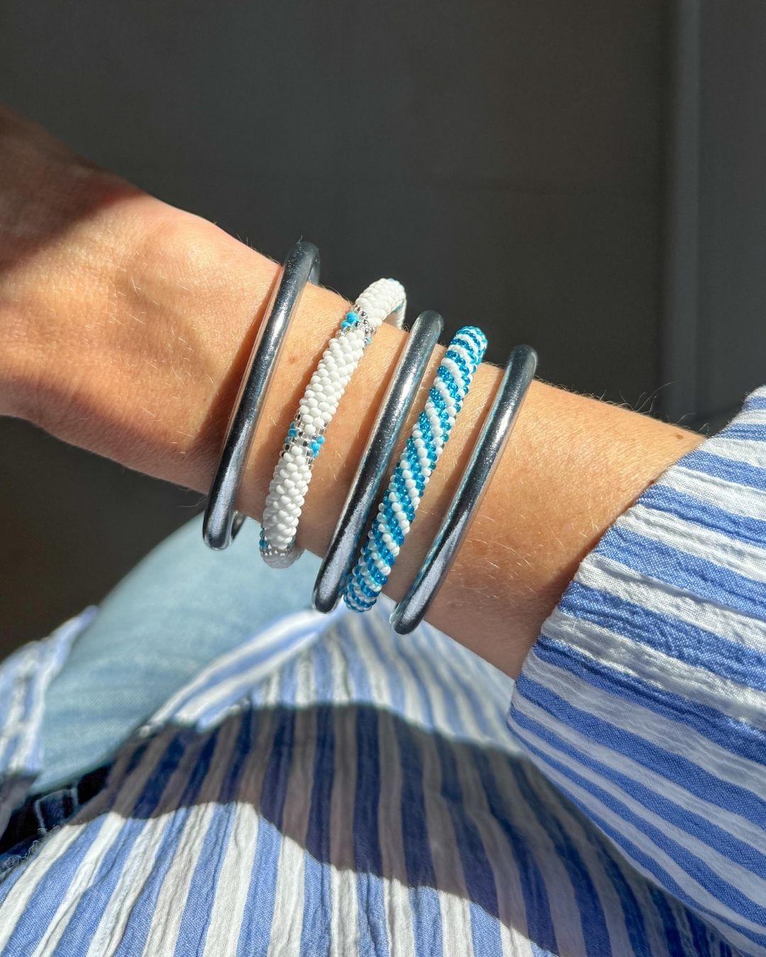 Bracelet népalais #101 (blanc et bleu) – Image 3